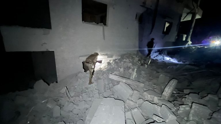 *مصادر في فرق الإسعاف لـ «الأخبار»:الصحافية آمال خليل موجودة في أحد زوايا المنزل تحت سقف منهار نتيجة الغارة الإسرائيلية’*