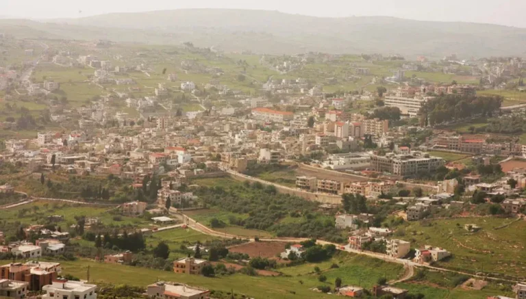 إسرائيل تتوغّل للمرة الأولى في بنت جبيل جنوبي لبنان واشتباكات مع “حزب الله”… ما رمزية المدينة؟