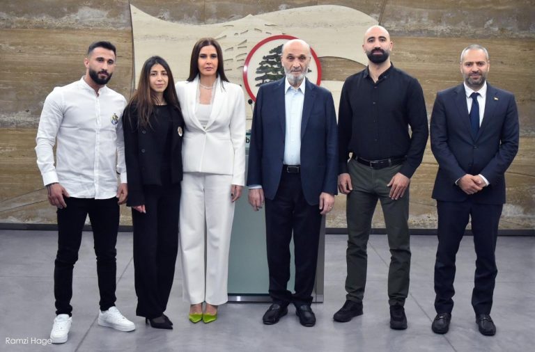 جعجع يلتقي أبناء الشهيدين معوّض ويؤكد دعمه للعائلة