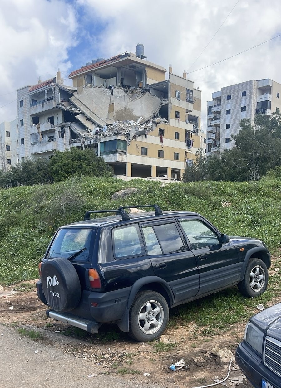 *الصورة من استهداف مبنى في منطقة عرمون*