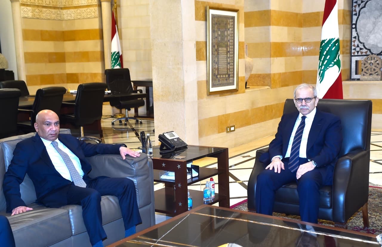 استقبل رئيس مجلس الوزراء الدكتور نواف سلام سفير دولة الكويت لدى لبنان محمد سلطان الشرجي في زيارة بروتوكولية لمناسبة تسلمه مهامه في لبنان.