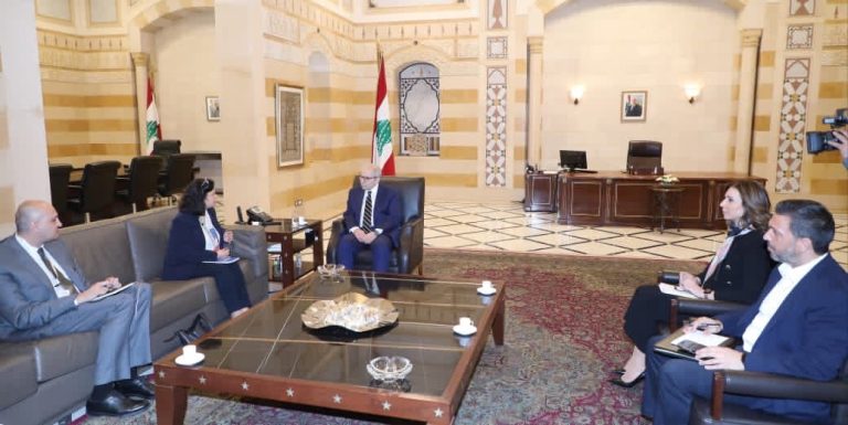 استقبل رئيس مجلس الوزراء الدكتور نواف سلام الممثلة المقيمة لبرنامج الأمم المتحدة الإنمائي في لبنان بليرتا أليكو، حيث عرضت المشاريع والدعم المستمر الذي يقدّمه برنامج الأمم المتحدة الإنمائي لرئاسة الوزراء والوزارات الأخرى، وأشارت إلى الدعم التقني الممكن تقديمه في المرحلة المقبلة واستعداد الـUNDP لإجراء دراسات متعلقة بإعادة الإعمار.