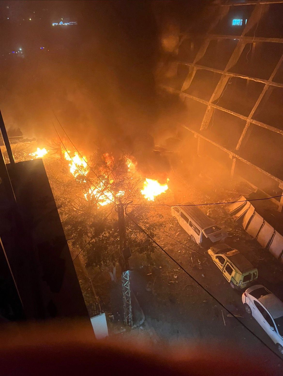 *حصيلة أولية: سقوط ١٠ شهداء’ وإصابة عدد كبير من الجرحى جراء الاستهداف الذي طال منطقة الجناح في بيروت*