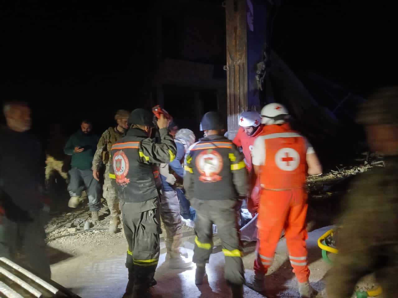 *الأمين العام للصليب الأحمر اللبناني جورج كتانة: عثرنا على جثمان الصحافية امال الخليل وسنأخذه الى أقرب مستشفى وسنغادر بمواكبة الجيش*