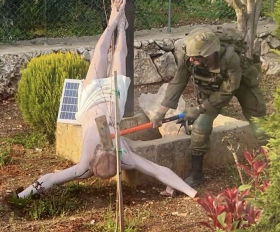 *الجيش الإسرائيلي’: الصورة المتداولة لجندي يسيء إلى رمز مسيحي في جنوب لبنان حقيقية*