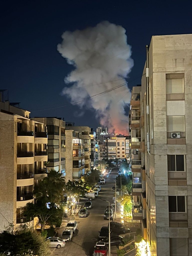 *٣ غارات عنيفة من البوارج الحربية استهدفت منطقة الجناح مقابل سوق الروشة*