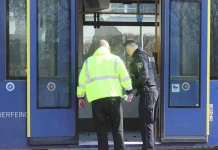 شاب مسلّح يُفجّر “عبوات نارية” داخل قطار سريع في ألمانيا!