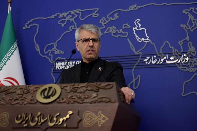 ‏أدان إسماعيل بقائي، المتحدث باسم وزارة الخارجية، بشدة الهجمات الوحشية التي شنّها الكيان الصهيوني اليوم على مناطق مختلفة من لبنان، والتي أسفرت عن استشهاد وإصابة مئات المواطنين اللبنانيين، واعتبرها جريمة شنيعة ومخزية.