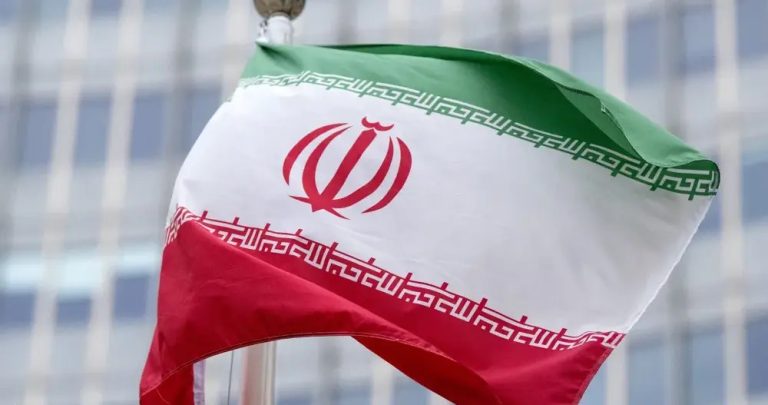 أميركا ستحاصر موانئ إيران وترامب يدرس شن ضربات محدودة