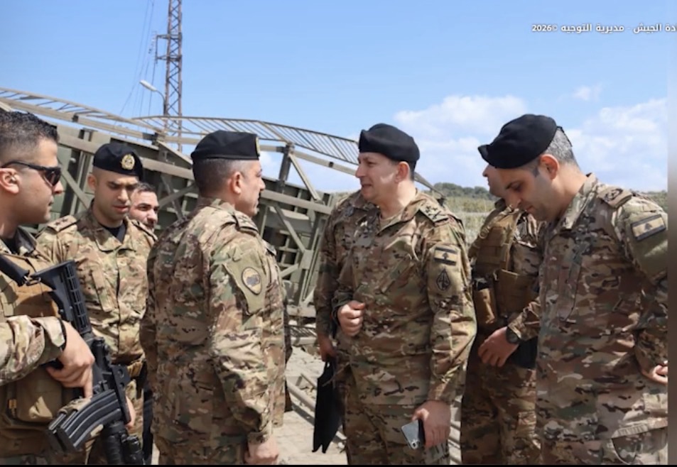 قائد الجيش في صور..