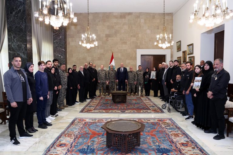 ‏رئيس الجمهورية العماد جوزاف عون التقى اهالي شهداء امن الدولة وقدم لهم التعازي باستشهاد أبناءهم في قصف إسرائيل لسرايا النبطية