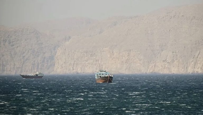 *رويترز” عن بيانات ملاحيّة: ناقلتان مرتبطتان بإيران’ تُغادران مياه الخليج عبر مضيق هرمز قبل فرض الحصار الذي أعلنته الولايات المتحدة*