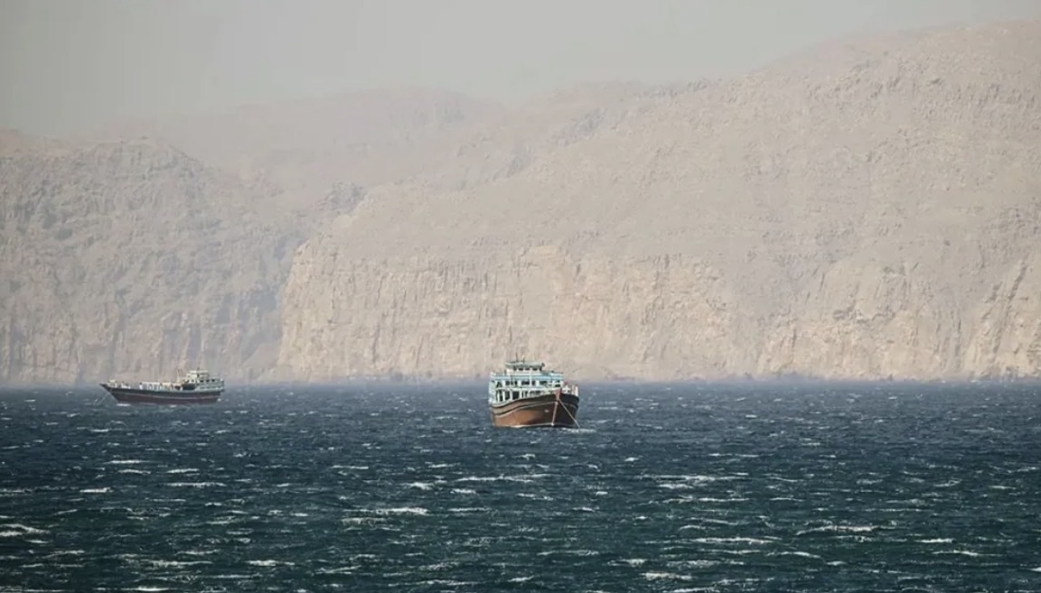 *رويترز” عن بيانات ملاحيّة: ناقلتان مرتبطتان بإيران’ تُغادران مياه الخليج عبر مضيق هرمز قبل فرض الحصار الذي أعلنته الولايات المتحدة*