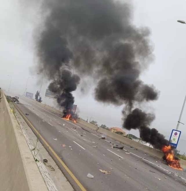 *بالصورة:استهدفت مسيرة إسرائيلية’ سيارة على طريق السعديات وهي نقطة ناشطة تشهد عادة حركة مرور مستمرة من بيروت باتجاه الجنوب وقرى إقليم الخروب*