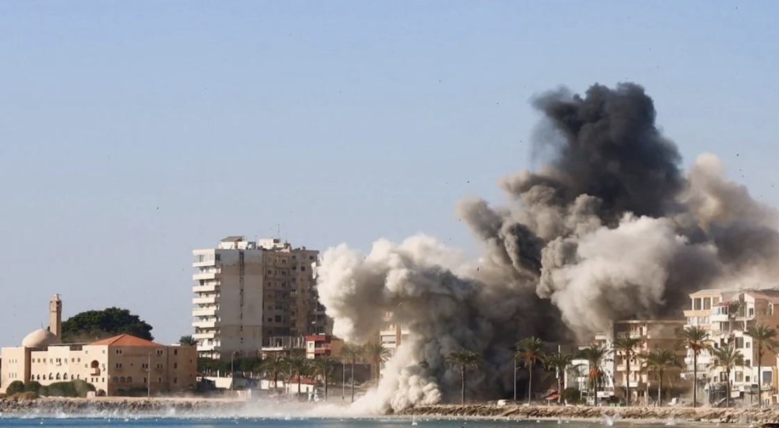 *الاحتلال’الإسرائيلي’ يفجّر مباني سكنية في شمع والناقورة والبياضة جنوباً*