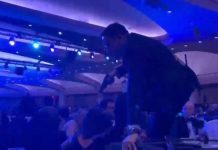 بالفيديو – إطلاق نار خلال حفل عشاء مراسلي البيت الأبيض… وإجلاء ترامب!