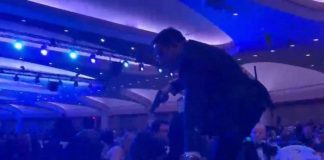بالفيديو – إطلاق نار خلال حفل عشاء مراسلي البيت الأبيض… وإجلاء ترامب!