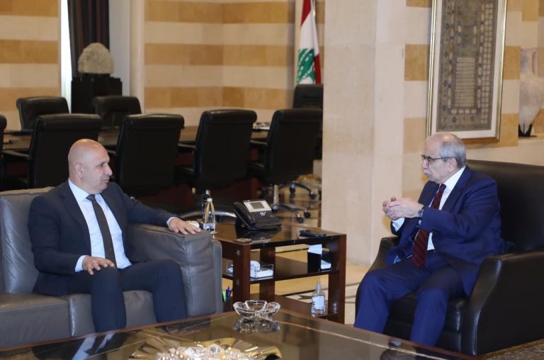 استقبل رئيس مجلس الوزراء الدكتور نواف سلام المدير العام للدفاع المدني، العميد عماد خريش، حيث جرى البحث في أوضاع المديرية. كما أثنى الرئيس سلام على الدور الذي يقوم به الدفاع المدني في هذه الظروف الصعبة، وقدم له مجدداً التعازي باستشهاد عناصر الدفاع المدني الأسبوع الماضي.
