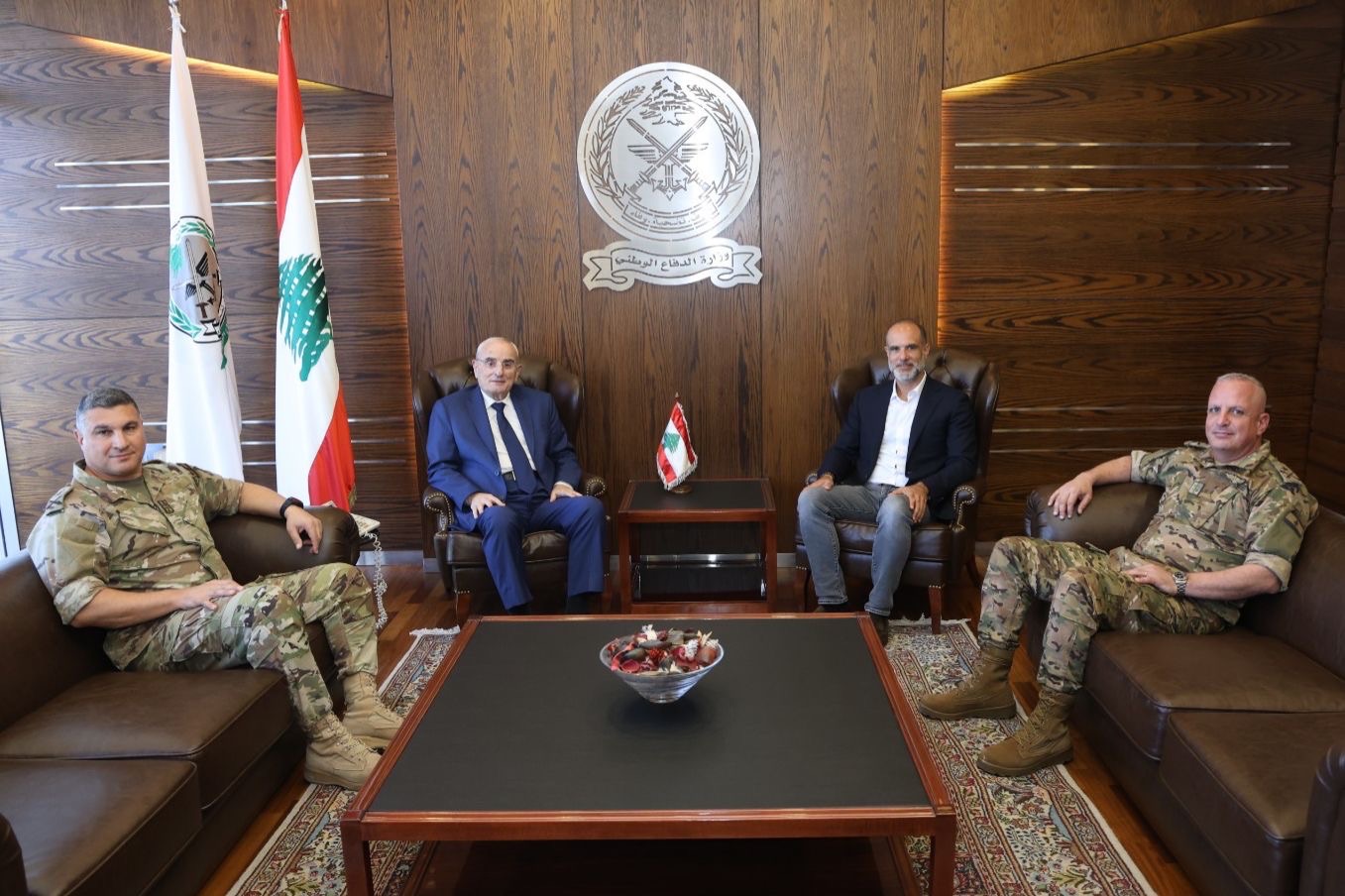 وزير الدفاع الوطني يبحث مع وزير الأشغال العامة والنقل الخطط الموضوعة لإعادة تشغيل مطار القليعات