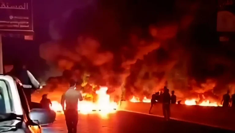 العفو العام يفجّر احتجاجات في لبنان… والجيش يعيد فتح الطرق