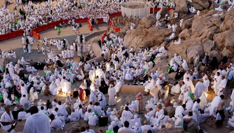 يوم عرفة… توافد الحجاج إلى جبل عرفات لأداء ركن الحج الأعظم (صور وفيديو)