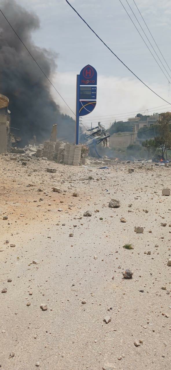 *بالصورة:الغارة على بلدة يحمر البقاع الغربي استهدفت محطة وقود*