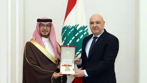 *رئيس الجمهورية جوزاف عون يقلّد سفير المملكة العربية السعودية لدى لبنان وليد البخاري وسام الأرز الوطني من رتبة ضابط أكبر في زيارة وداعية*