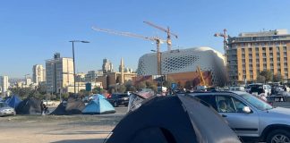 تنظيم النازحين في وسط بيروت ينتهي بمخيم على الواجهة البحرية