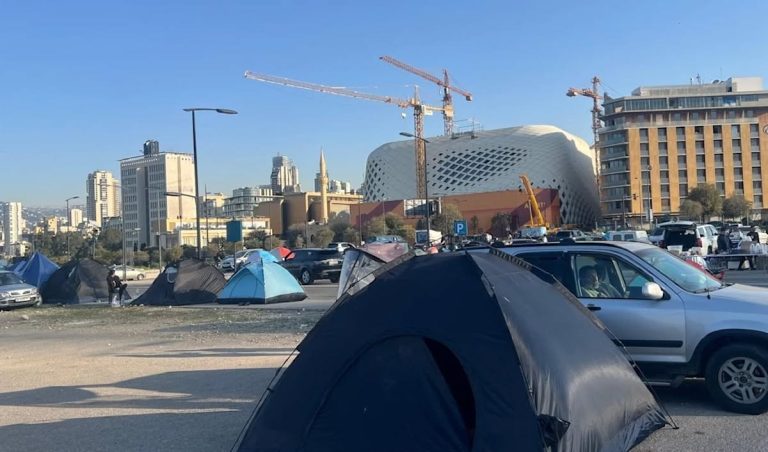 تنظيم النازحين في وسط بيروت ينتهي بمخيم على الواجهة البحرية