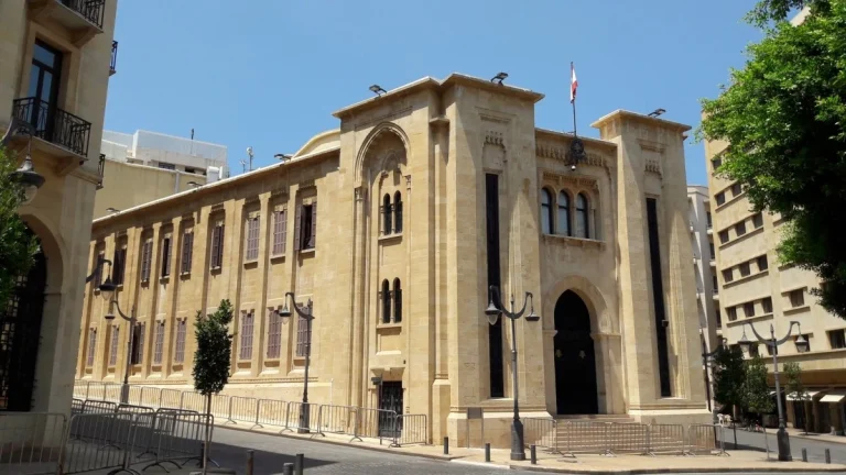 “العفو” يخلط “الصالح بالطالح”… والمُبعَدون خارج الإنصاف