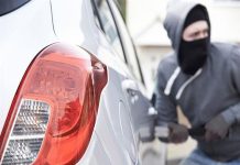 بالفيديو – تحطيم عدد من السيارات وسرقة محتوياتها في منطقة الجناح