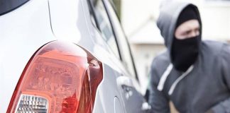بالفيديو – تحطيم عدد من السيارات وسرقة محتوياتها في منطقة الجناح