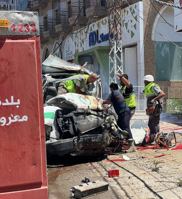 *بالصورة:سيارة اسعاف الرسالة’ المستهدفة في بلدة شحور*