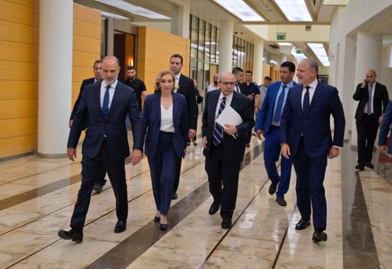 وصل رئيس مجلس الوزراء الدكتور نواف سلام إلى مطار رفيق الحريري الدولي في بيروت، ليتوجّه إلى مطار الرئيس رينيه معوّض في القليعات. وكان في استقباله وزير الأشغال العامة والنقل فايز رسامني، ورئيس مجلس إدارة شركة Sky Lounge Services زياد المنلا.