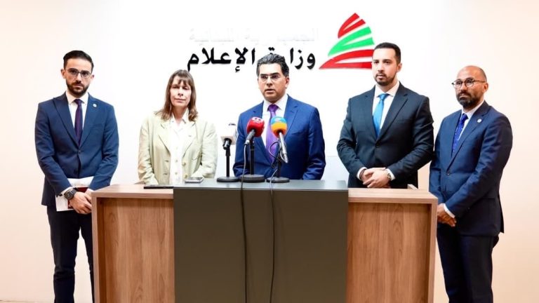 *وزير الإعلام يبحث مع الصليب الأحمر حماية الصحافيين في النزاعات وتعزيز التعاون والتدريب والسلامة المهنية*