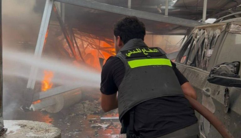 *الدفاع المدني: إخماد نيران وسحب جرحى من محيط مستشفى جبل عامل في صور*